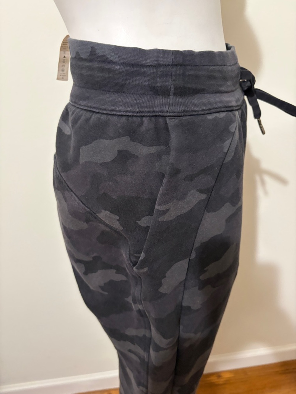 lululemon athletica Black Camo Jogger Pants Size 4 - Picture 6 of 12